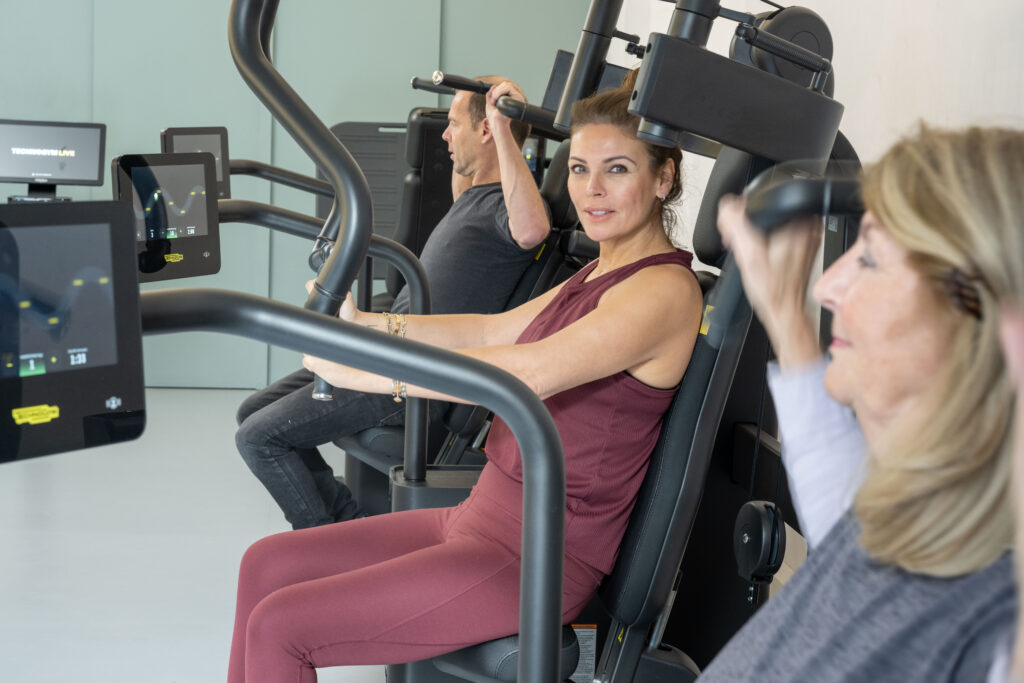 Krachttraining op TechnoGym-apparatuur bij Jacky's Gym