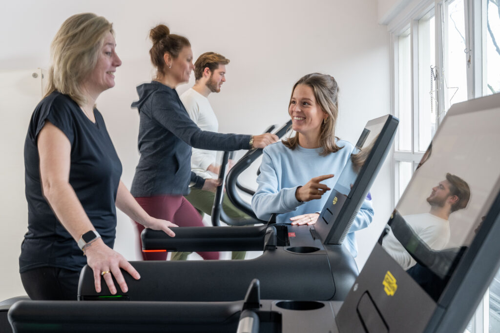 Sporters trainen op loopbanden bij Jacky's Gym